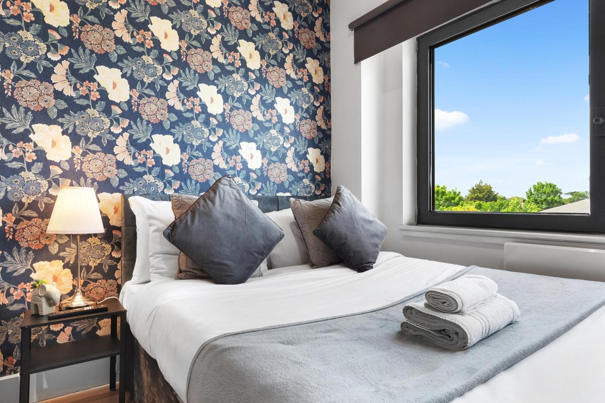 Modern One Bedroom Flat - Sleeps 5 -Near Heathrow - London Ub3 Bagian luar foto