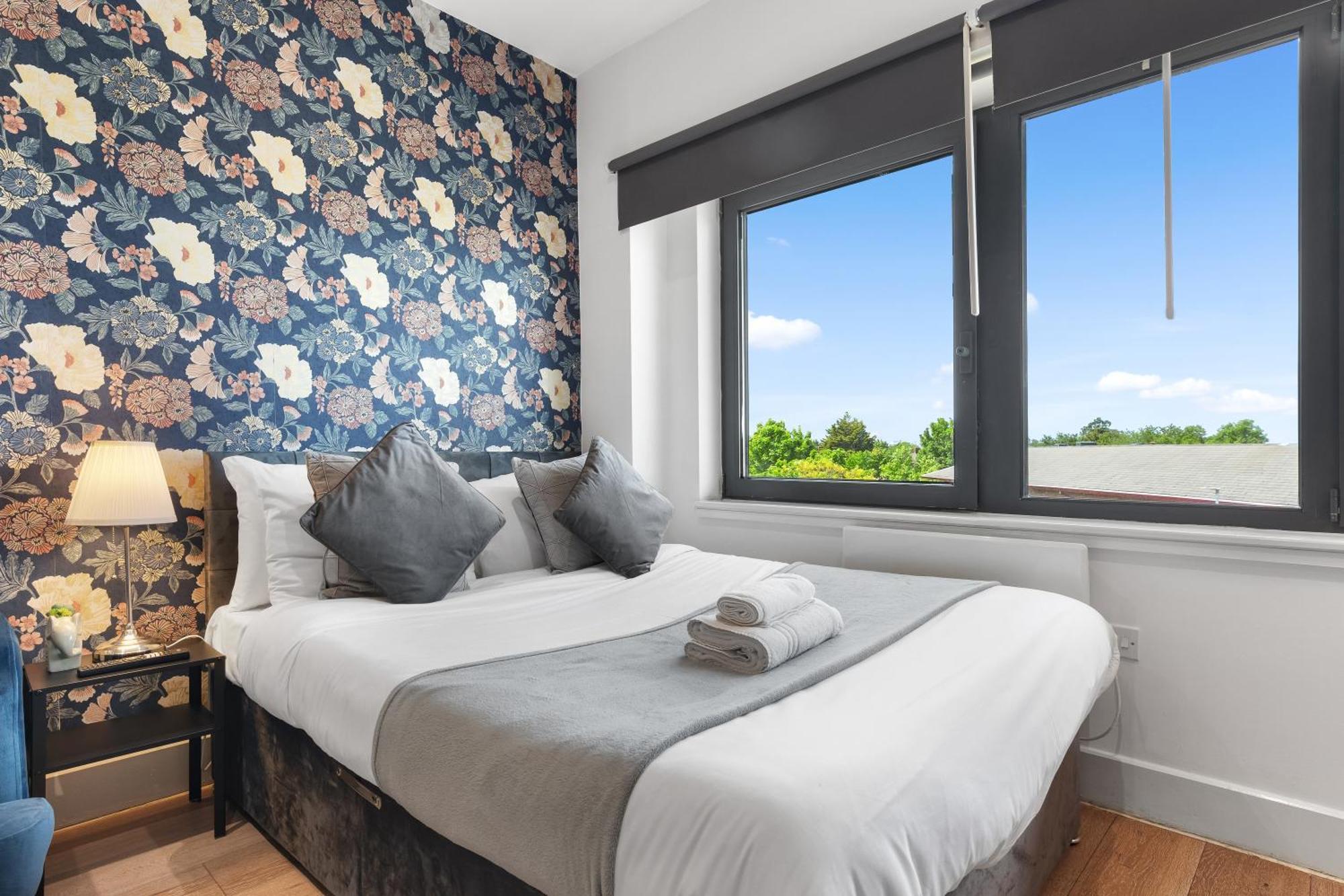 Modern One Bedroom Flat - Sleeps 5 -Near Heathrow - London Ub3 Bagian luar foto