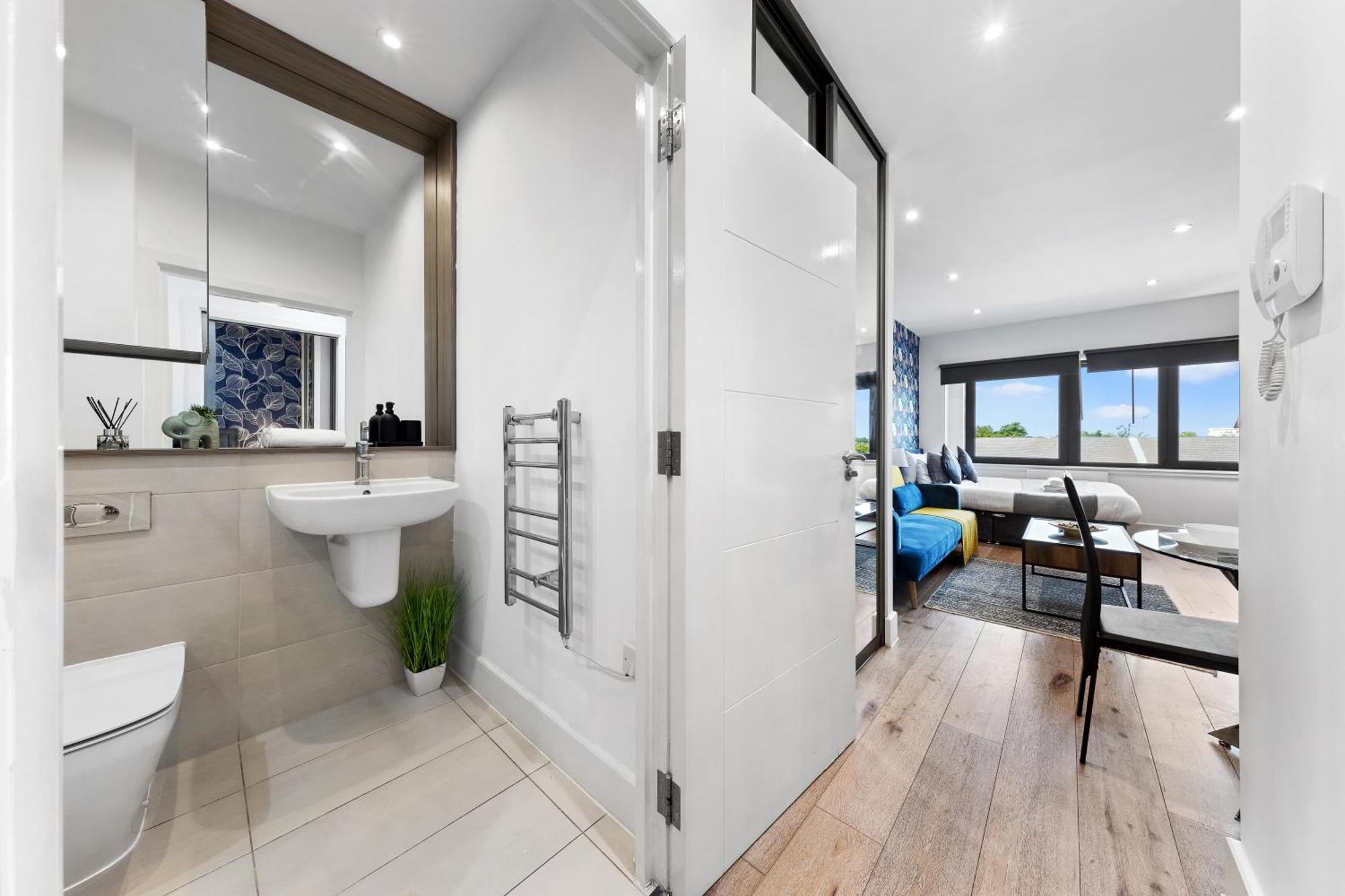 Modern One Bedroom Flat - Sleeps 5 -Near Heathrow - London Ub3 Bagian luar foto