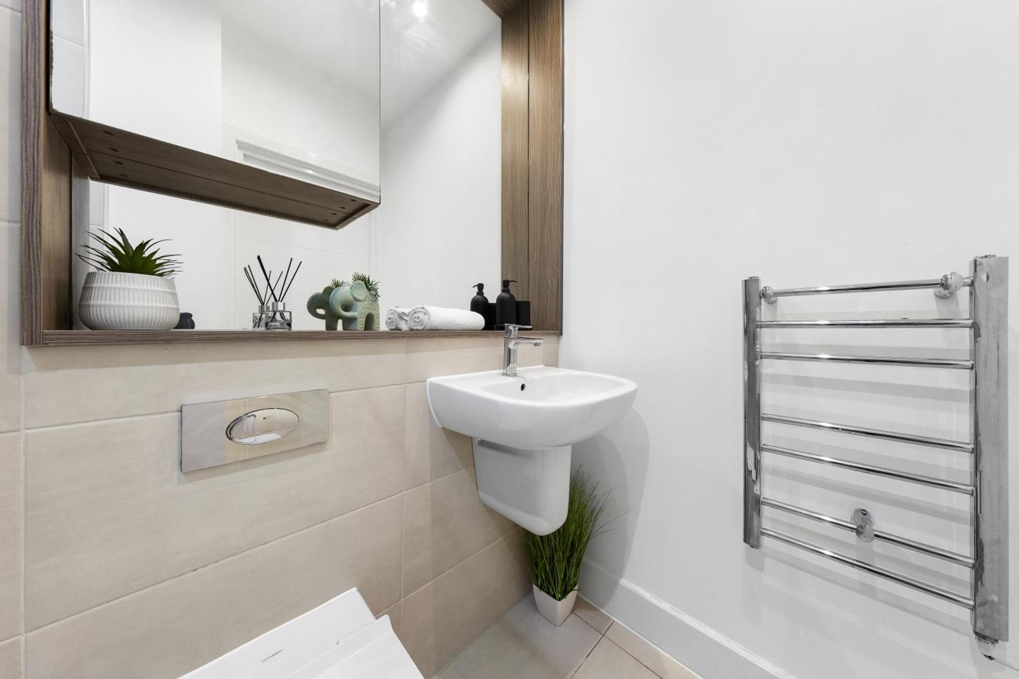 Modern One Bedroom Flat - Sleeps 5 -Near Heathrow - London Ub3 Bagian luar foto