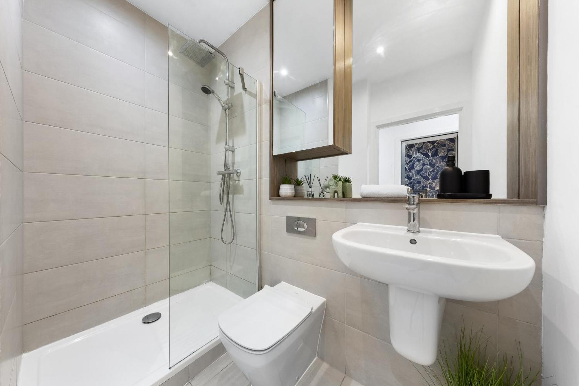 Modern One Bedroom Flat - Sleeps 5 -Near Heathrow - London Ub3 Bagian luar foto