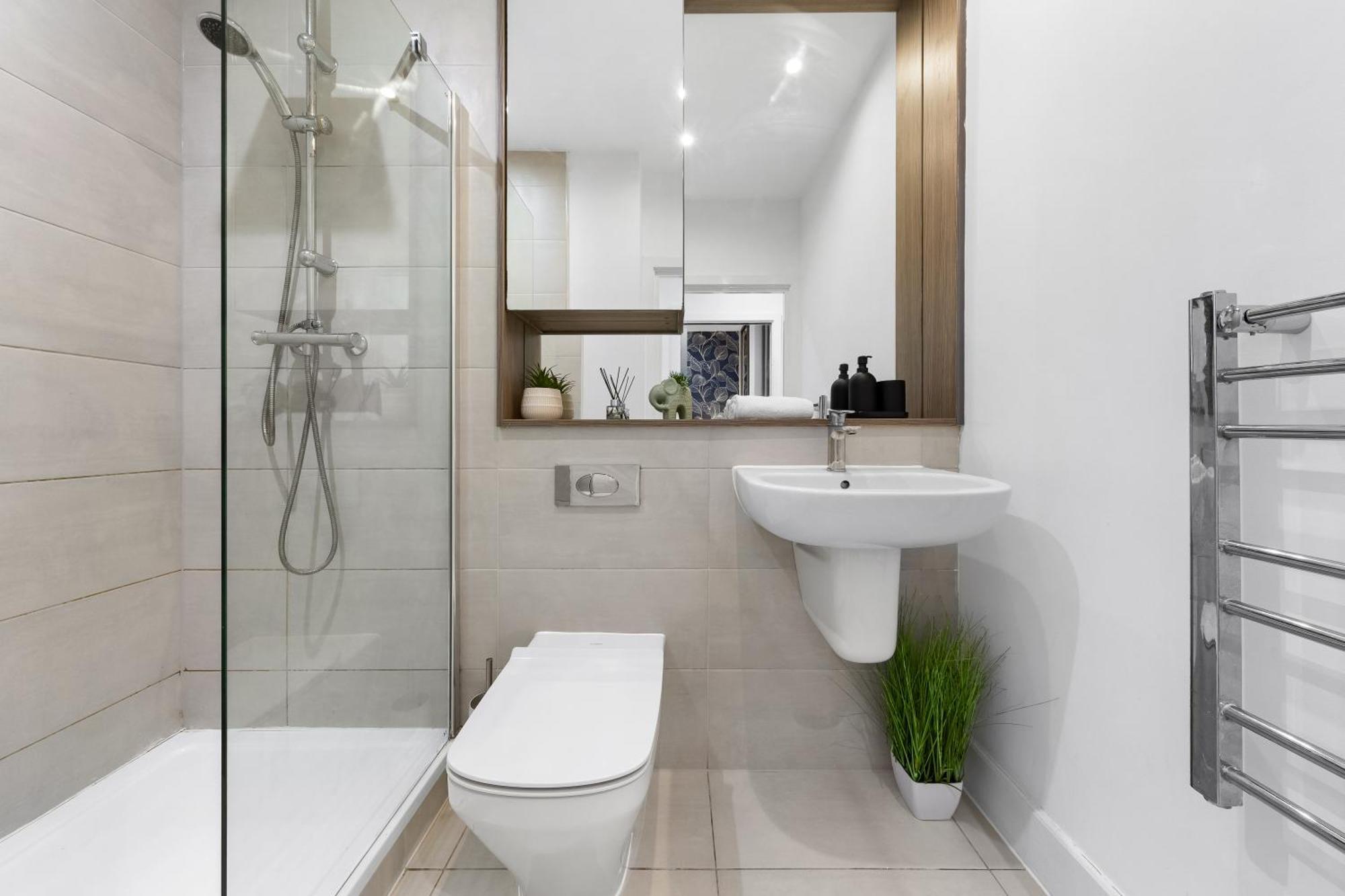 Modern One Bedroom Flat - Sleeps 5 -Near Heathrow - London Ub3 Bagian luar foto